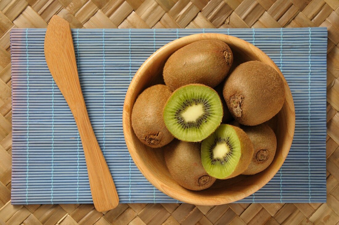 Kiwis in einer Holzschale