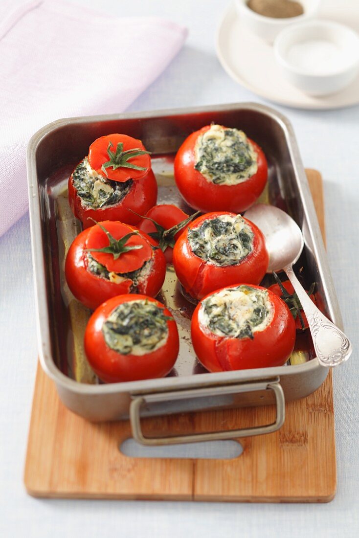 Gefüllte Tomaten mit Spinat und Ricotta – Bilder kaufen – 11193363 ...