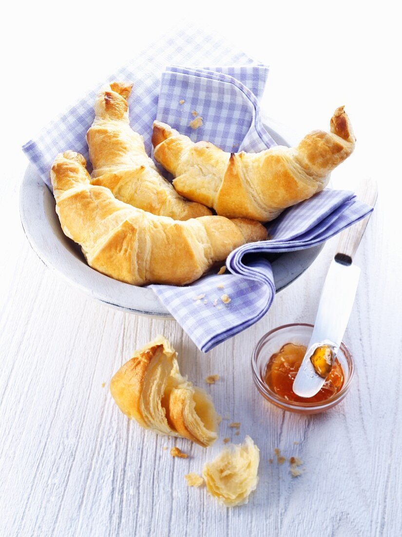 Croissants und Marmelade