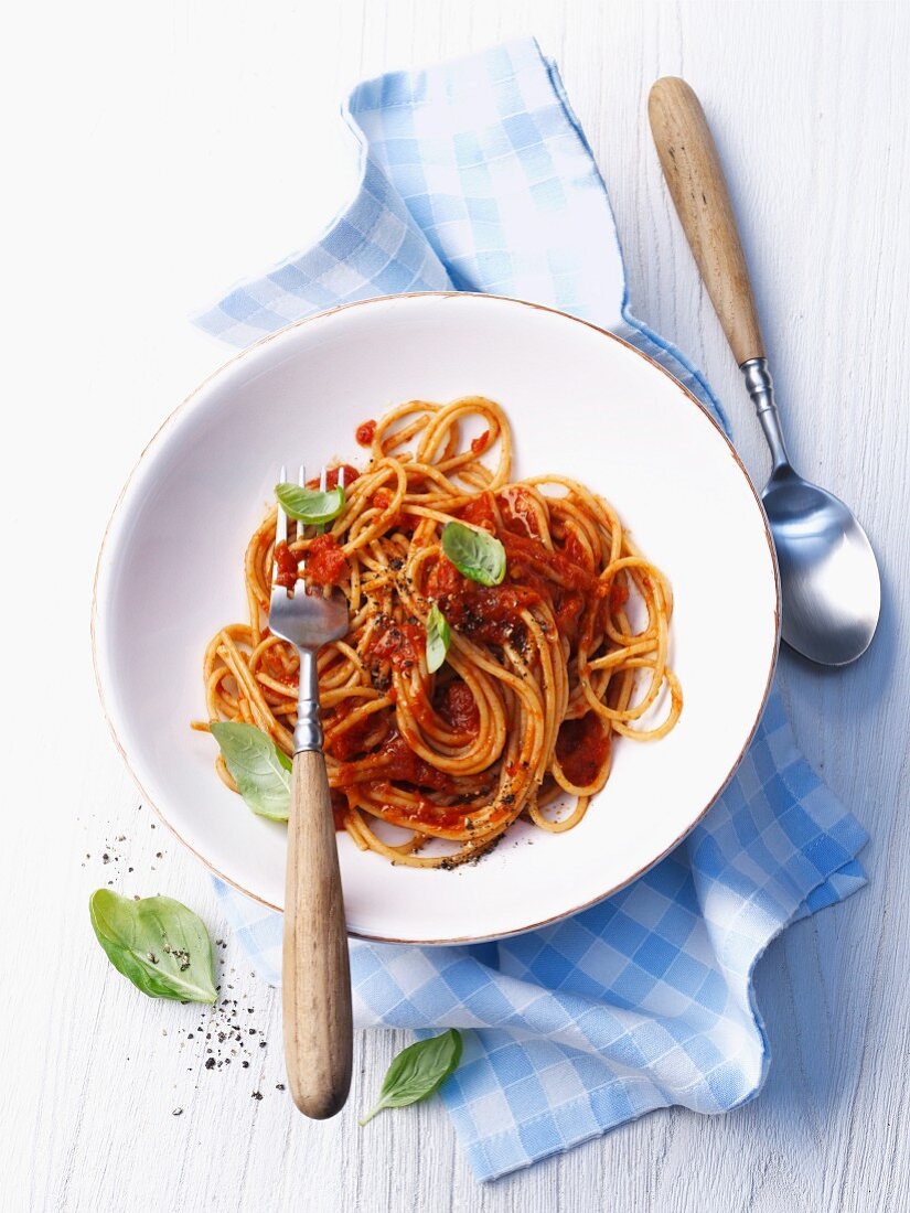 Wholemeal spaghetti with tomato sauce