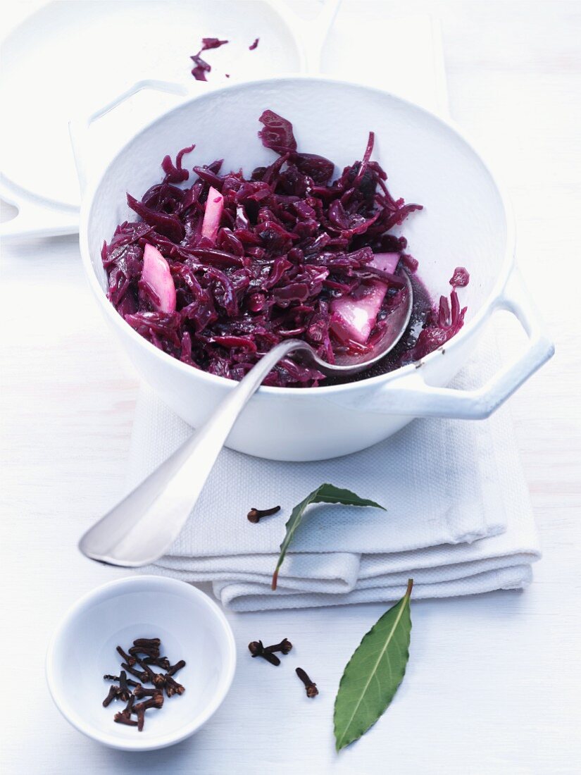 Apple and red cabbage with cloves