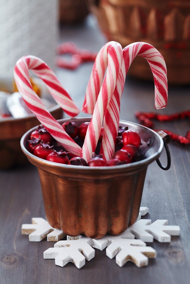 Zuckerstangen mit Dekokranz aus Beeren in einer Puddingform