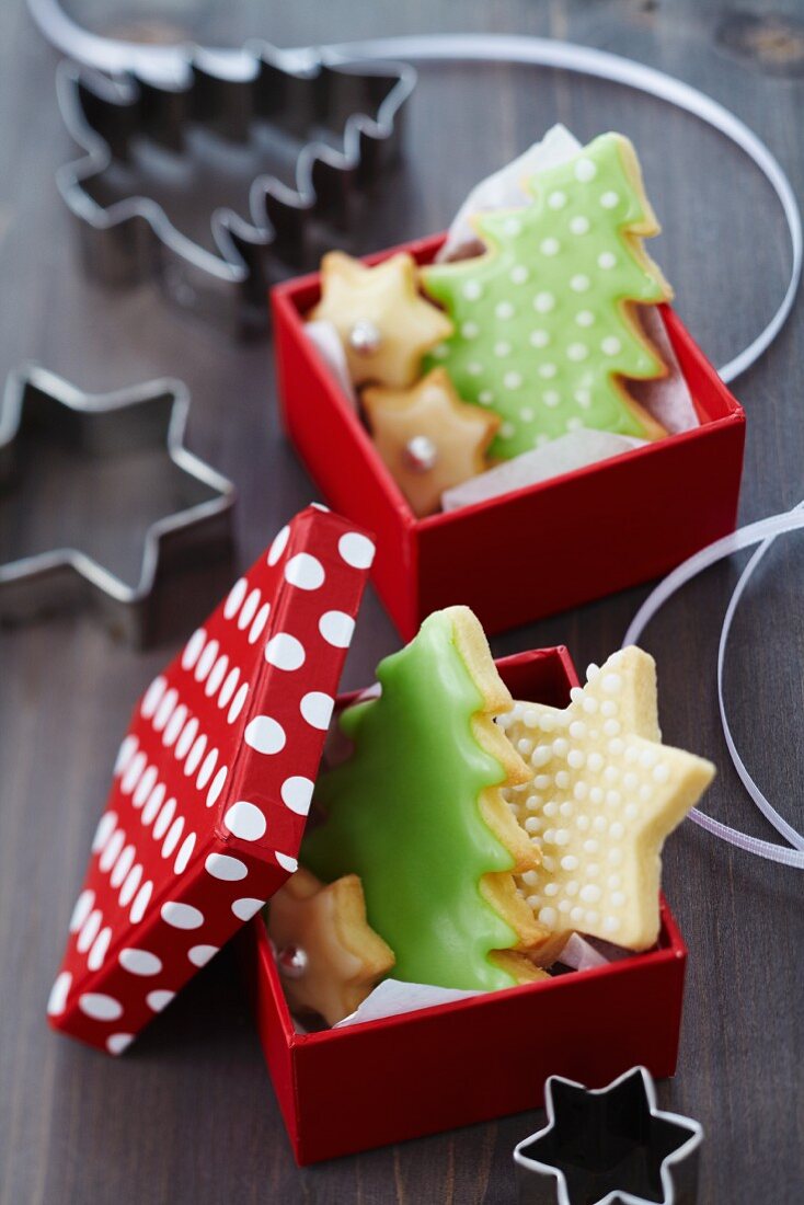 Geschenkkartons mit Weihnachtsplätzchen