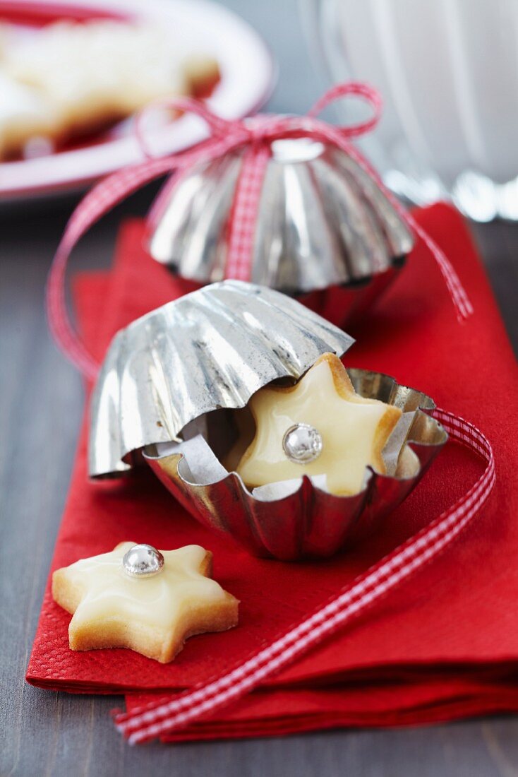 Weihnachtsplätzchen in kleiner Backform verpackt als Gastgeschenk