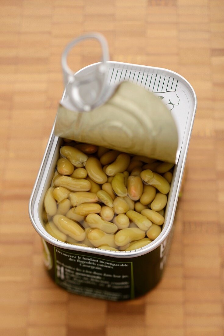 Flageolet beans in a tin