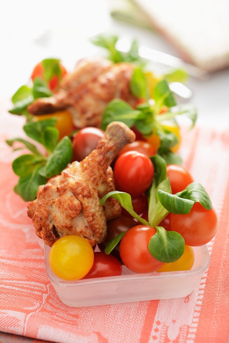 Hähnchenkeulen mit Kirschtomaten und Feldsalat