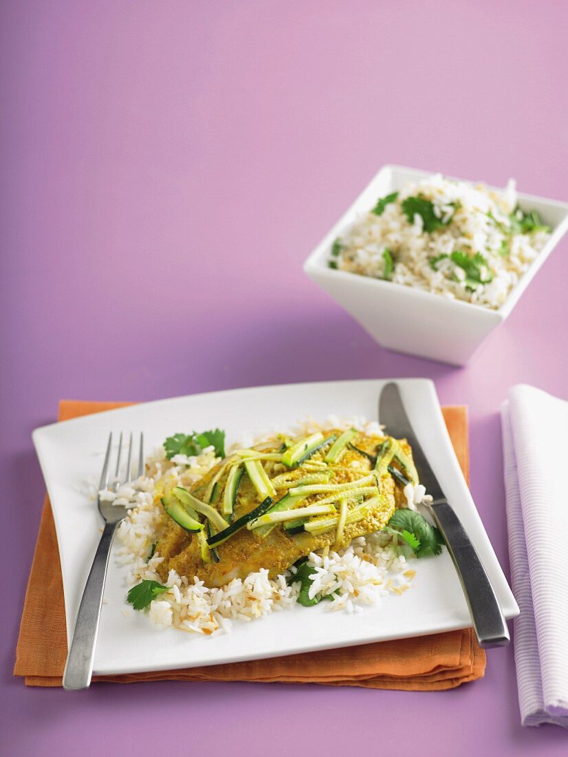 In Folie gebackener Fisch mit Zucchini und Kokosreis