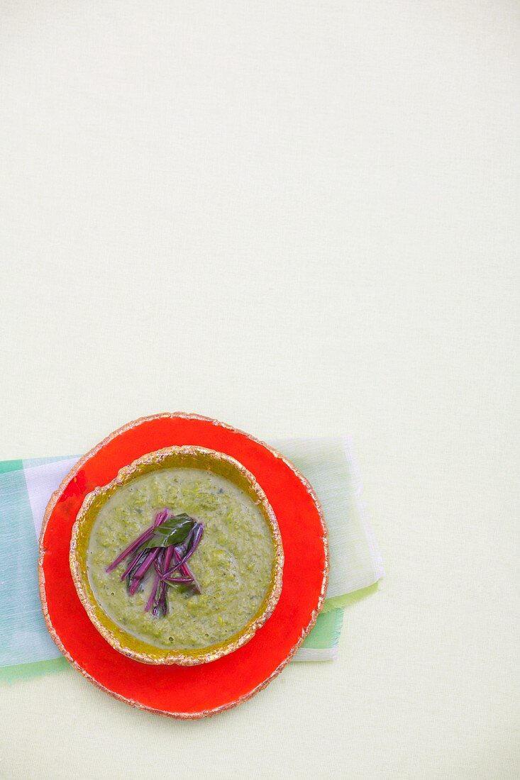 Kalte Zucchini-Spinat-Suppe mit Erbsen und Mangold