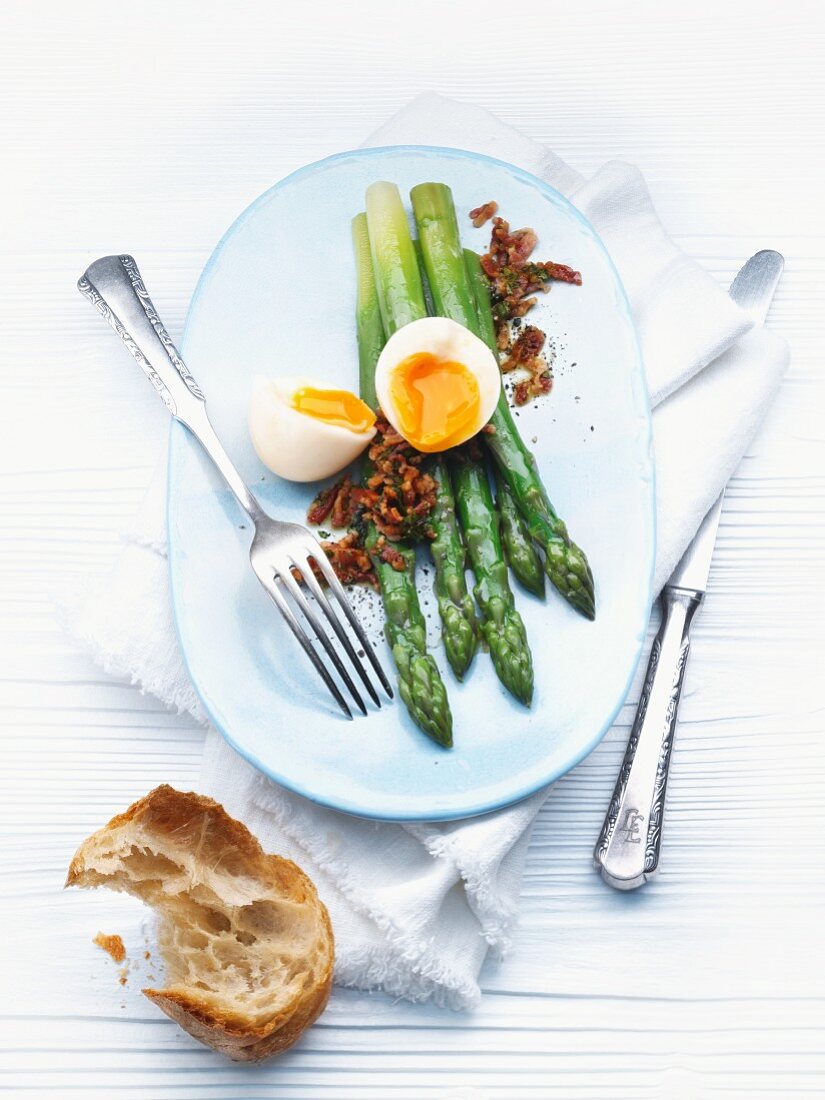 Green asparagus with soft-boiled egg and crispy bacon