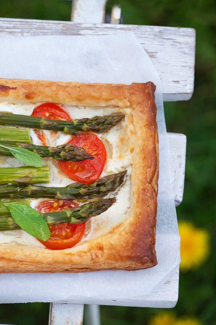 Puff pastry tart with goat's cheese, tomatoes and asparagus