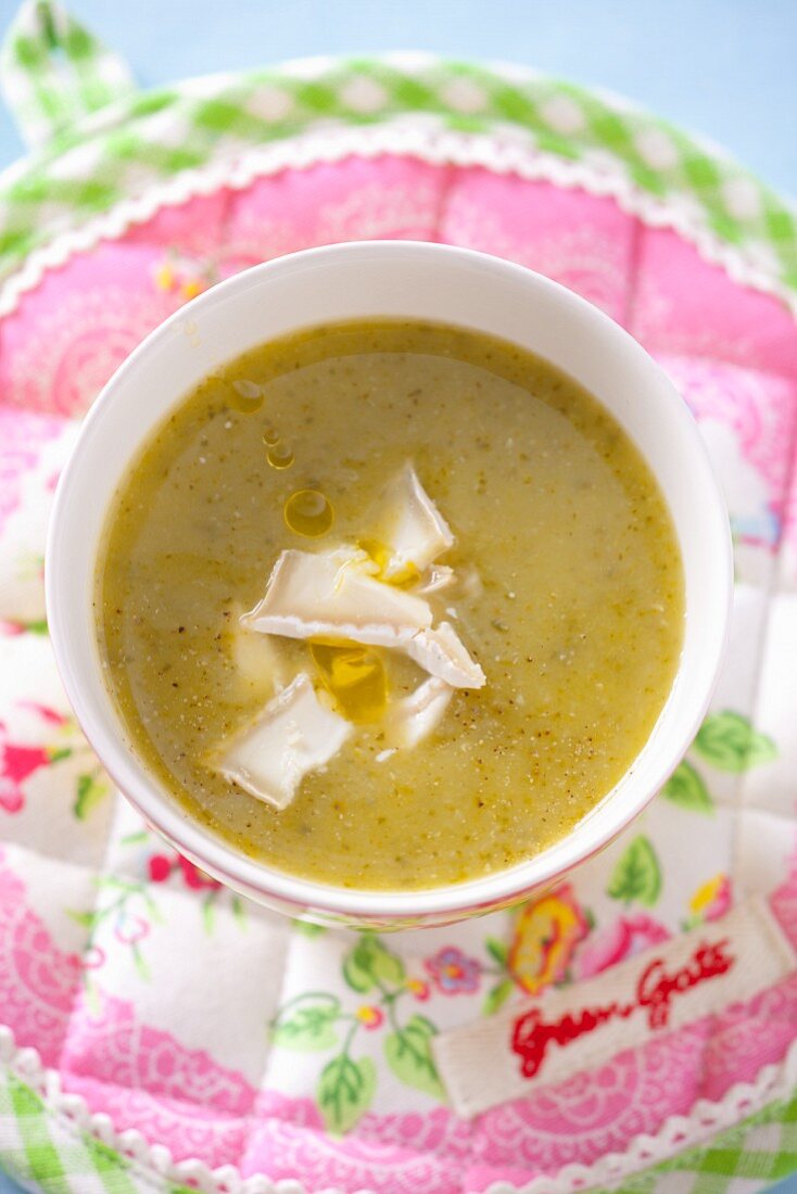 Courgette soup with goat's cheese