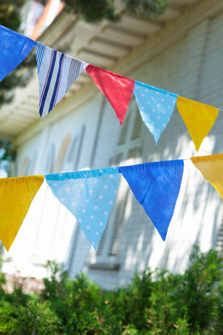 Bunte Wimpelkette vor dem Haus