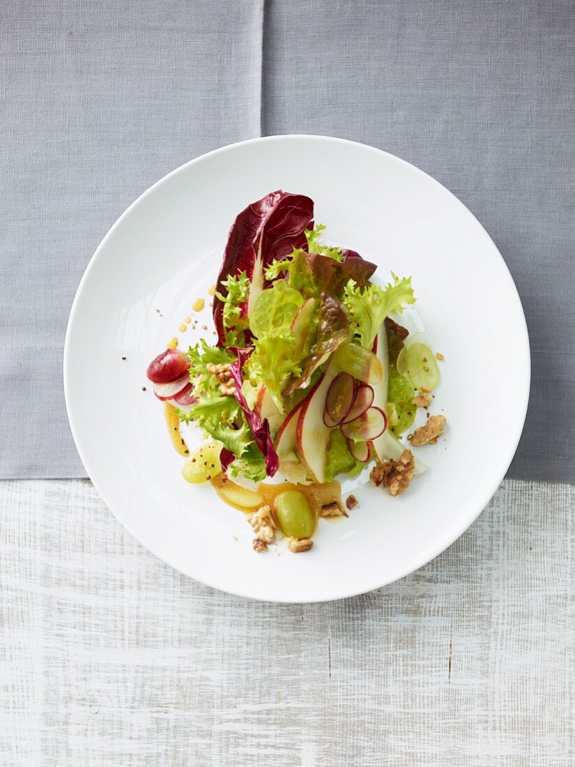 Autumn green salad with grapes and walnuts