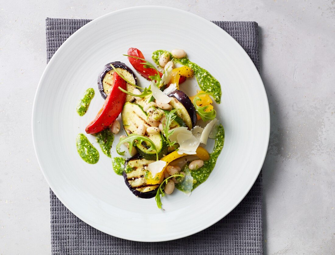 Grillgemüsesalat mit Pesto und Parmesan