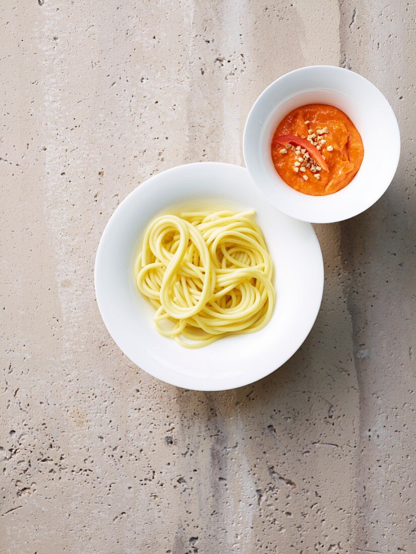 Spaghetti mit Paprika-Mandel-Pesto