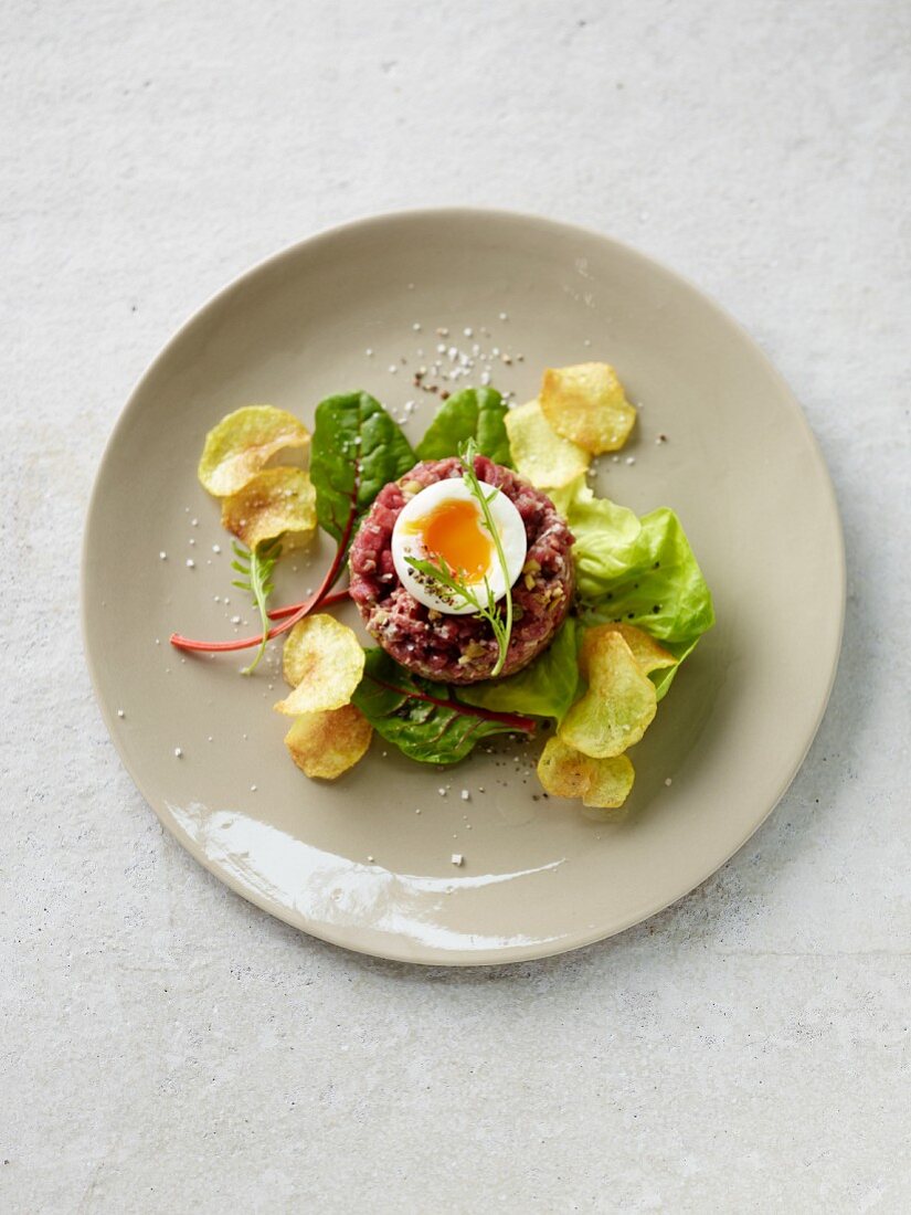 Rindertartar mit Ei und Blattsalat