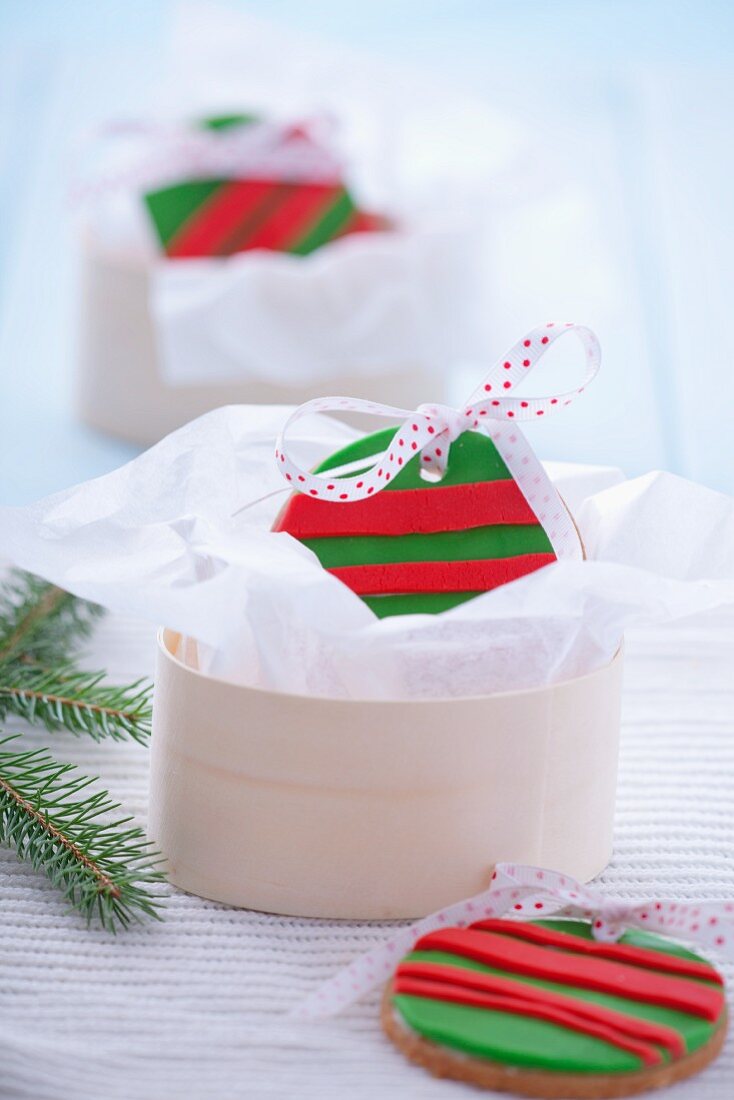 Lebkuchen mit Marzipan verziert als Weihnachtsbaumanhänger