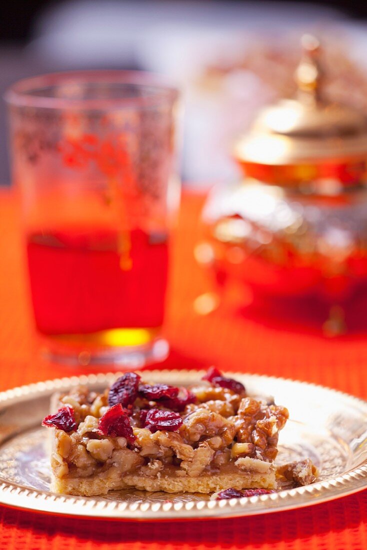 Shortbread tart with nuts, dried cranberries and honey crunch