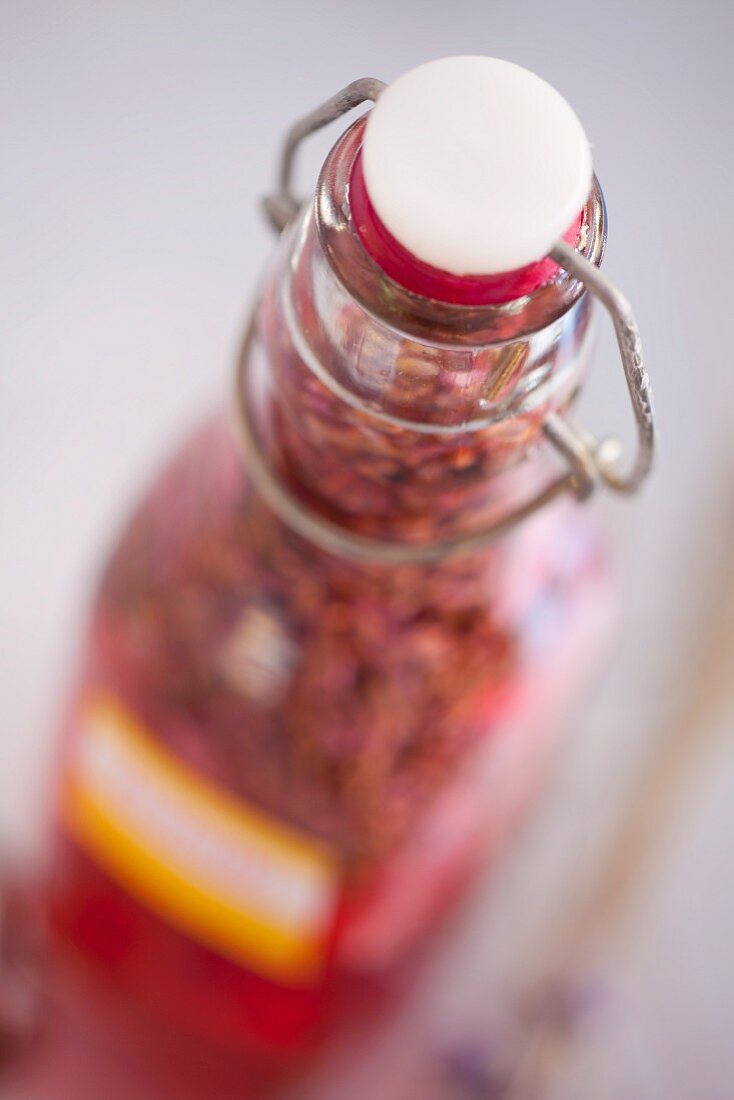 Flasche mit Lavendel-Tonic - Kosmetik aus der Küche