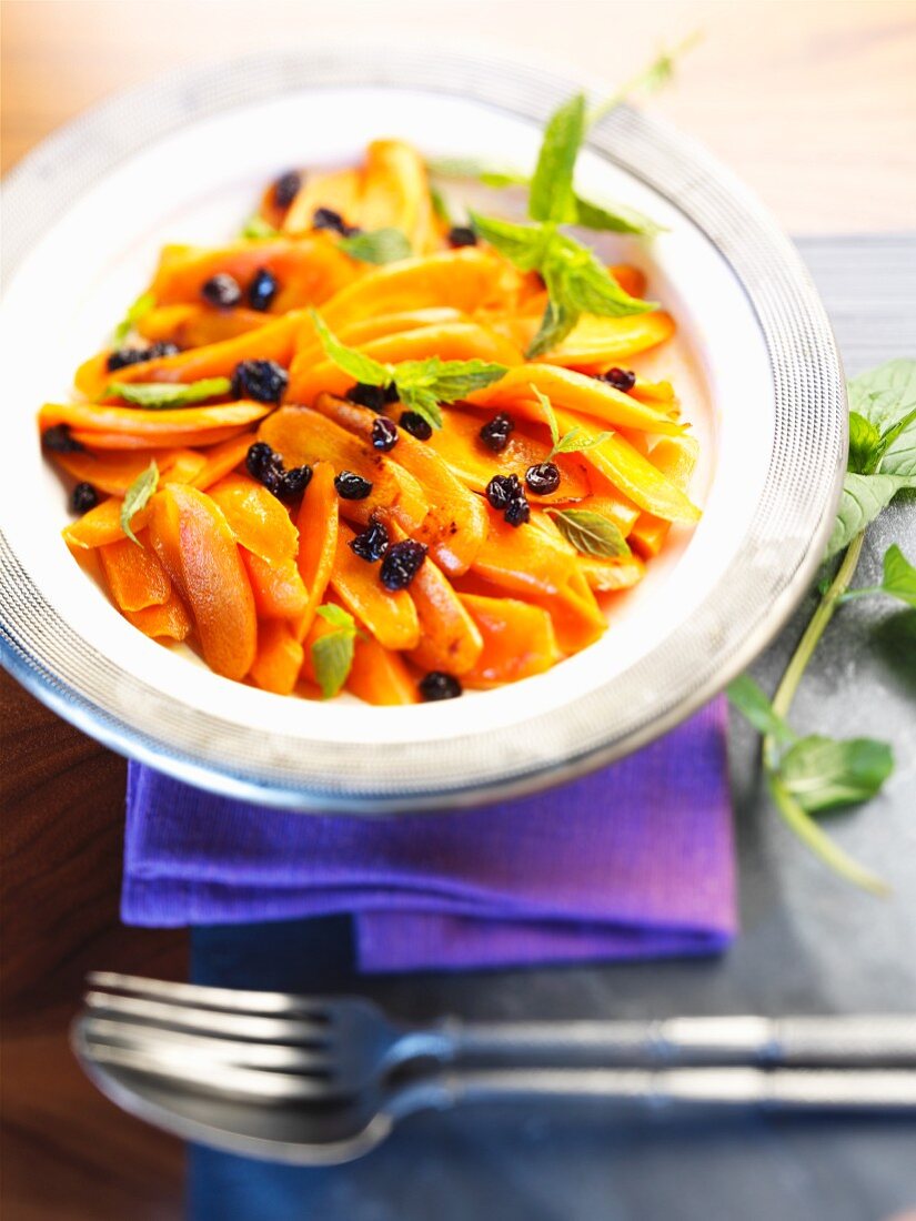 Carrots with raisins and mint (India)