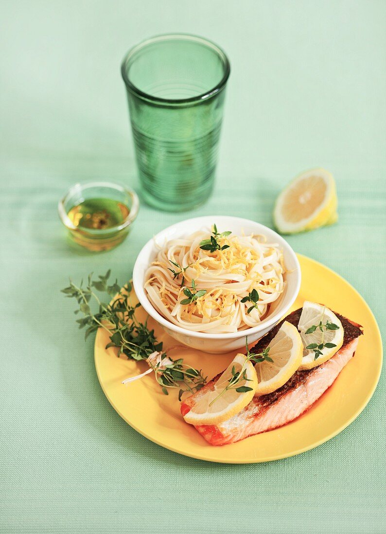 Salmon fillet and noodles with lemon sauce