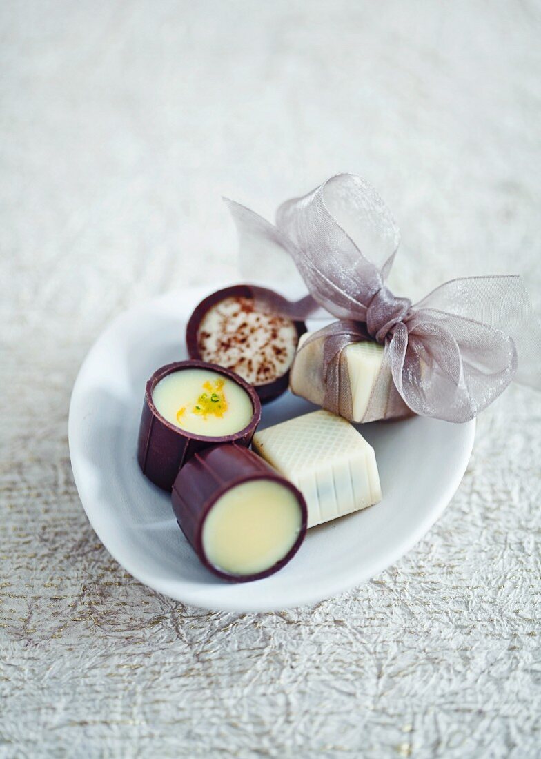 Verschiedene Schokoladenpralinen auf Teller