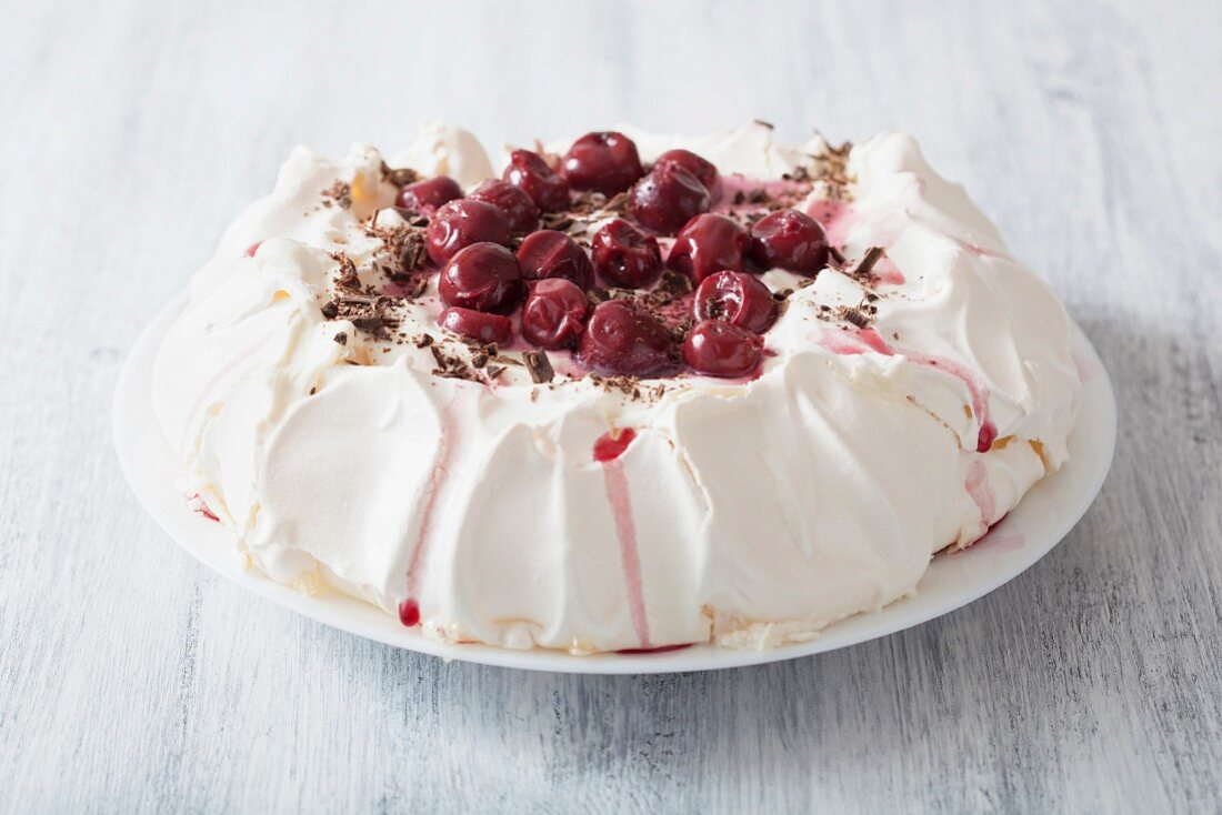 Pavlova mit Kirschen und Schokolade