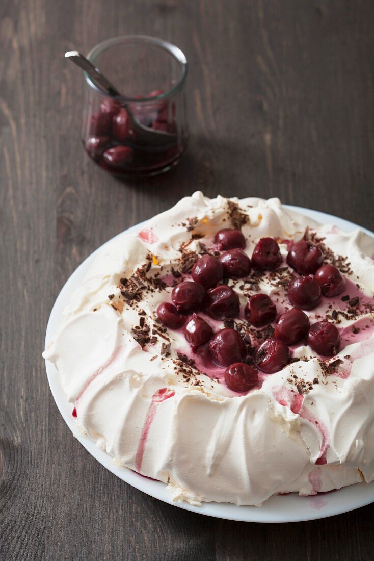 Pavlova mit Kirschen und Schokolade