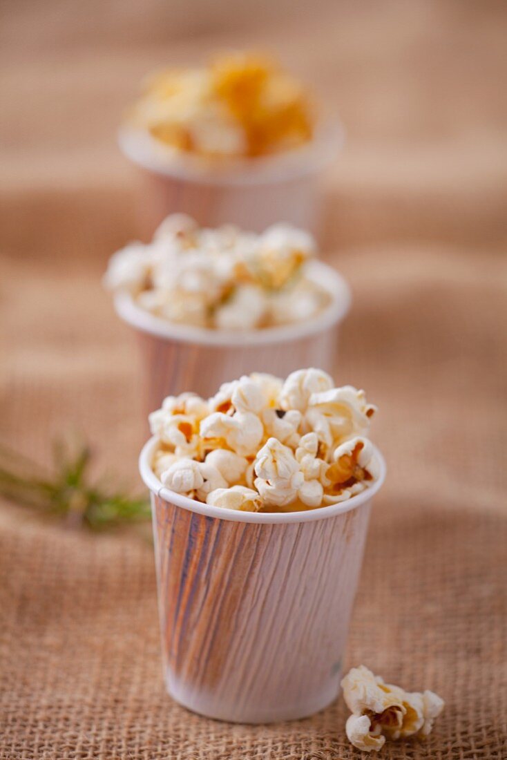 Karamellisiertes Popcorn in Pappbechern