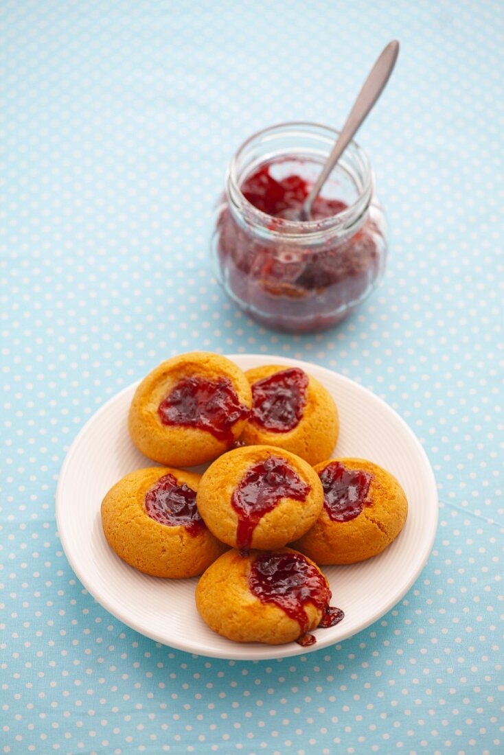 Plätzchen mit Erdbeermarmelade