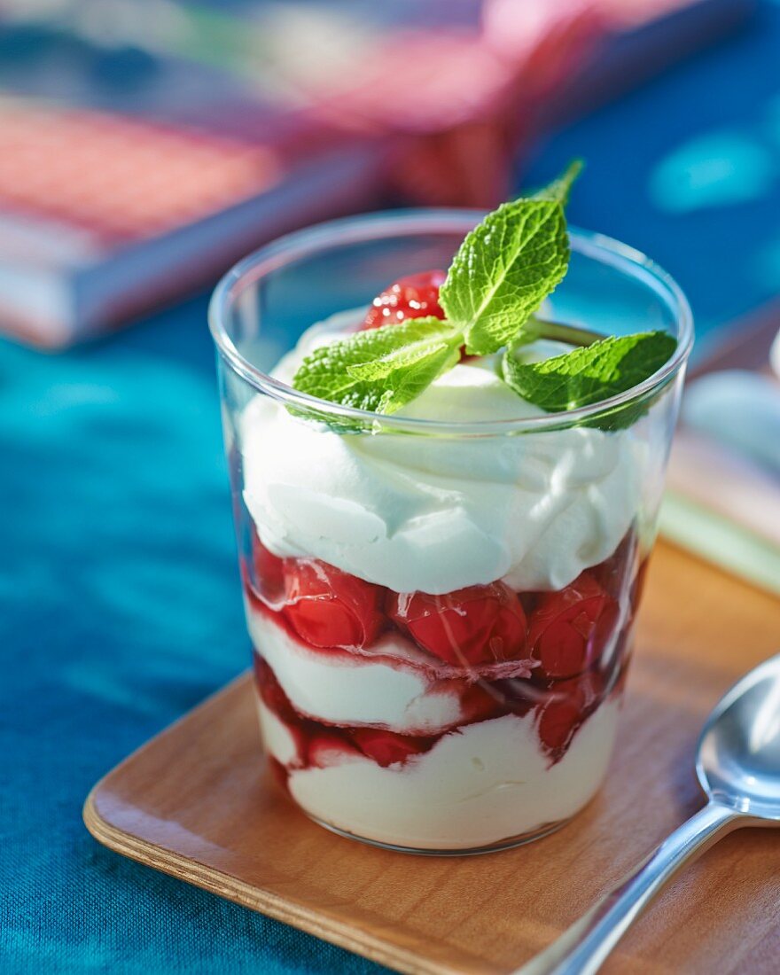 Quark cream with cherries