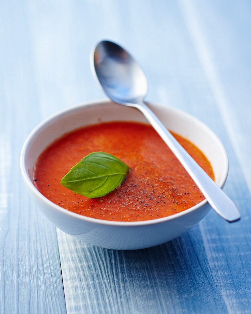 Tomaten-Gazpacho mit Basilikumblatt