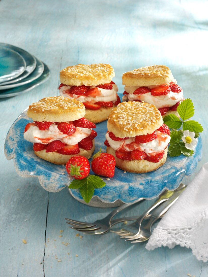 Biscuits mit Sahne und Erdbeeren