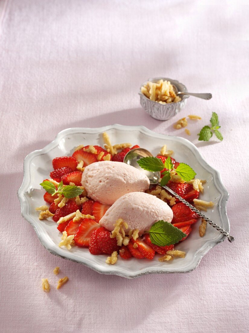 Erdbeermousse auf Erdbeeren mit Karamellmandeln