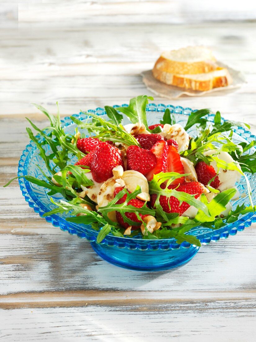 Savoury strawberry salad with mozzarella and cashew nuts