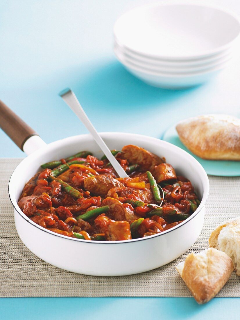 Hot pot with sausage, beans, tomatoes and peppers (Spain)