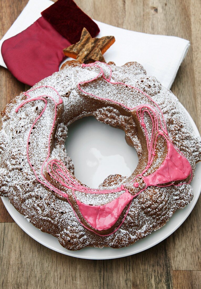 Wreath-shaped Christmas cake with whiskey, cinnamon and pink icing