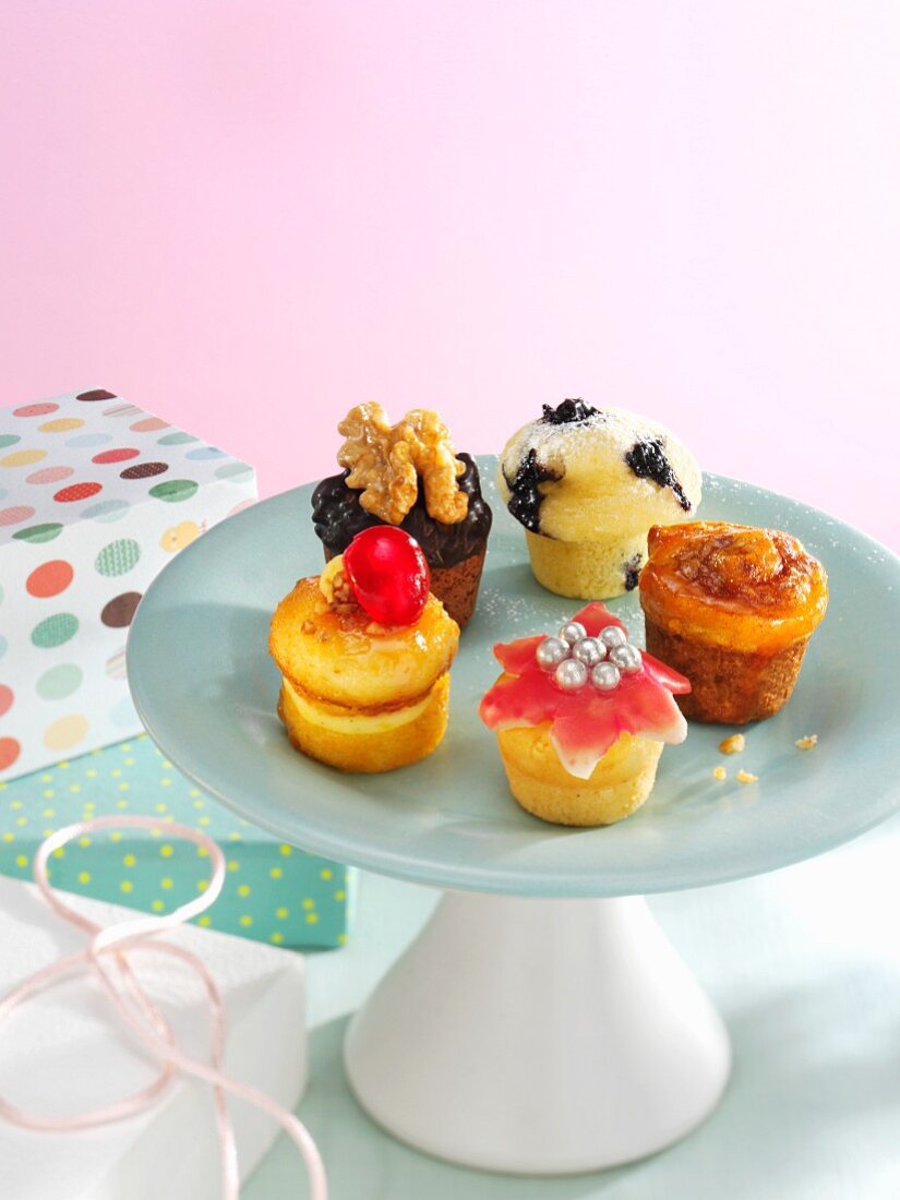 Verschiedene Cupcakes auf einem Kuchenständer