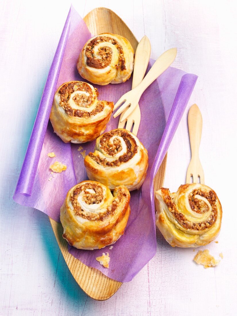 Nussschnecken auf lila Papier in Holzschale