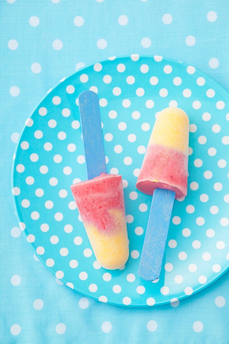 Home-made strawberry and peach ice lollies