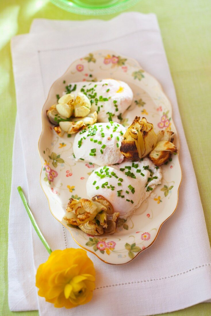 Poached eggs with chives and grilled onions