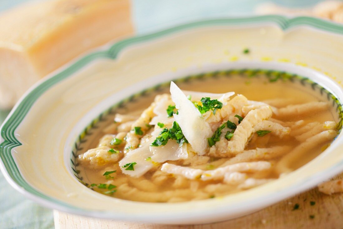 Nudelsuppe mit Passatelli, Parmesan und Petersilie (Italien)