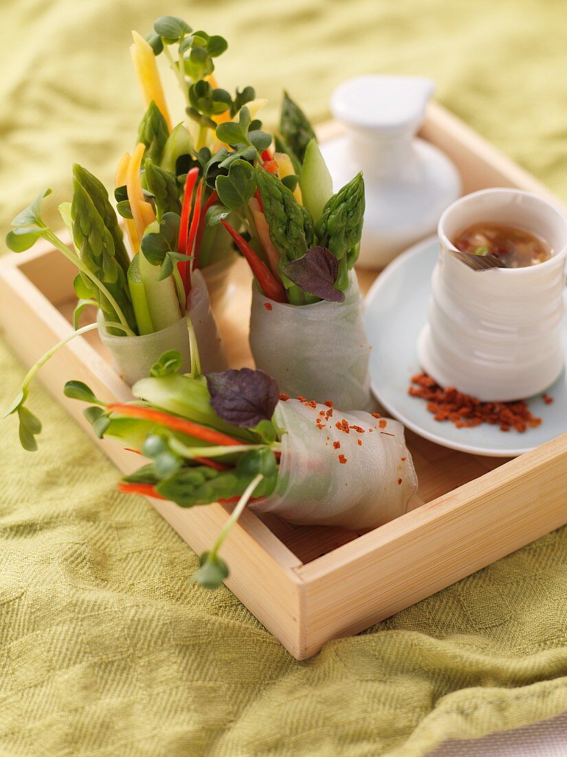 Spring rolls with asparagus and cress, with chilli dip (Asia)
