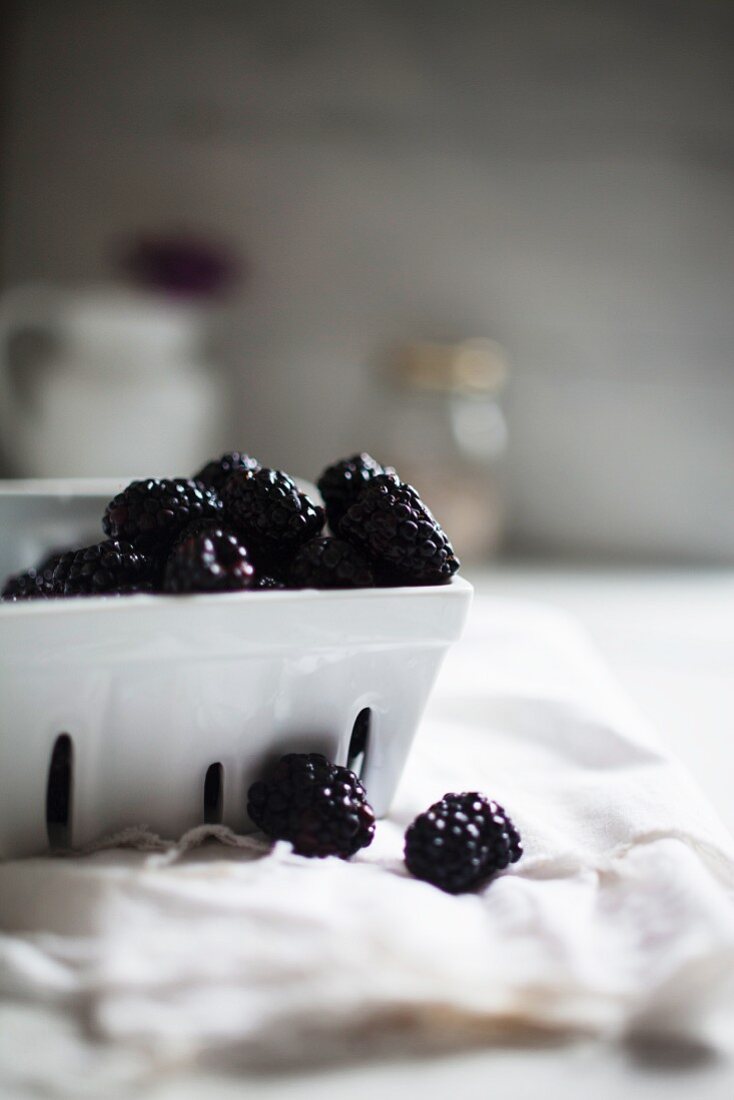 Brombeeren in einer Schale und daneben