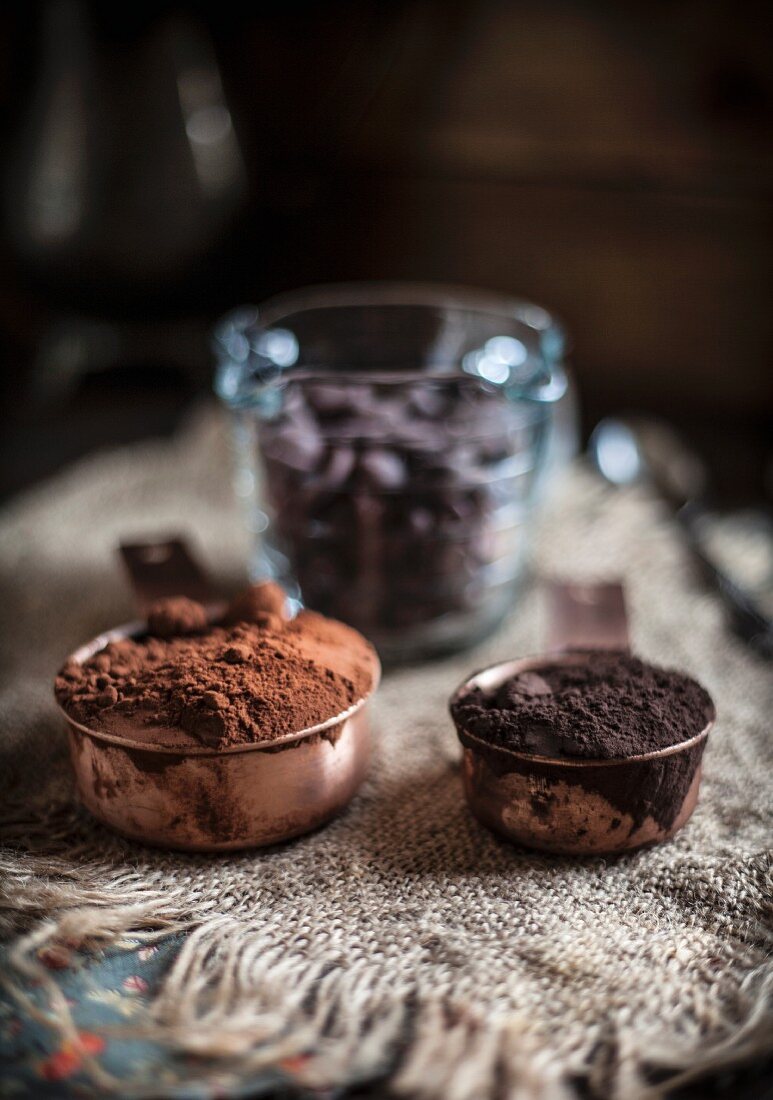 Kakaopulver und Espressopulver in Messlöffeln