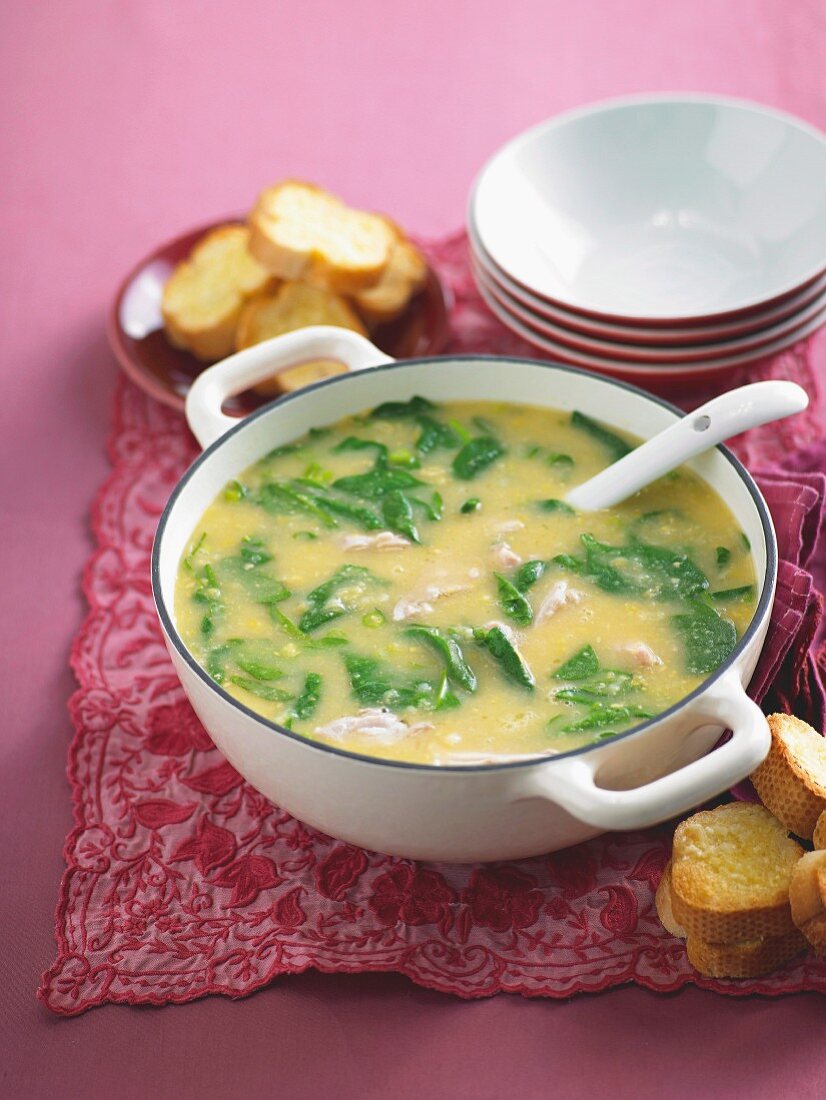 Cremige Hühnersuppe mit Mais & Babyspinat