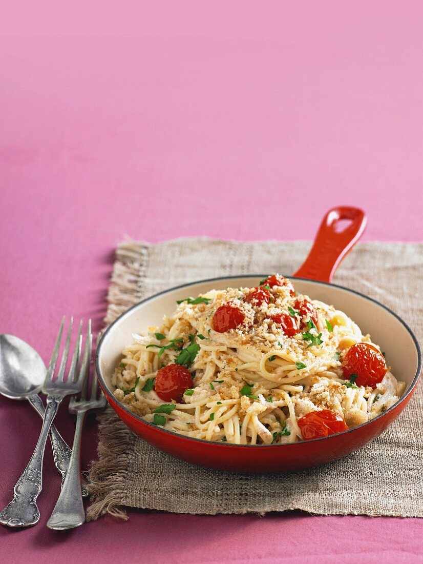 Spaghetti mit Lachs, gerösteten Tomaten & Semmelbröseln