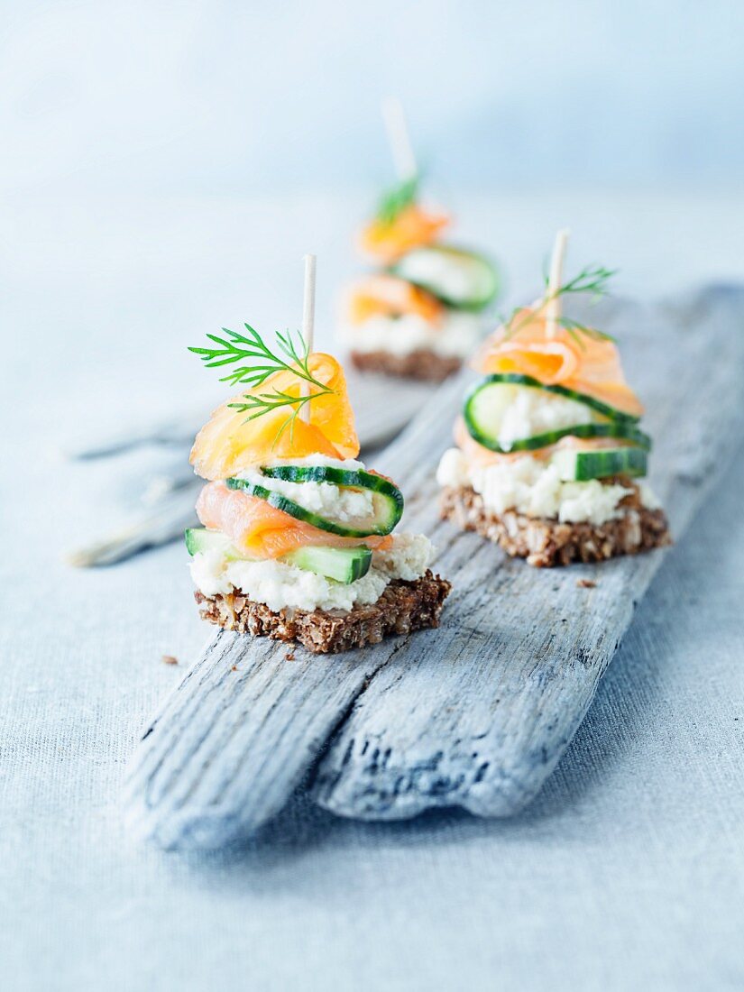 Salmon nibbles with horseradish, cucumber and dill