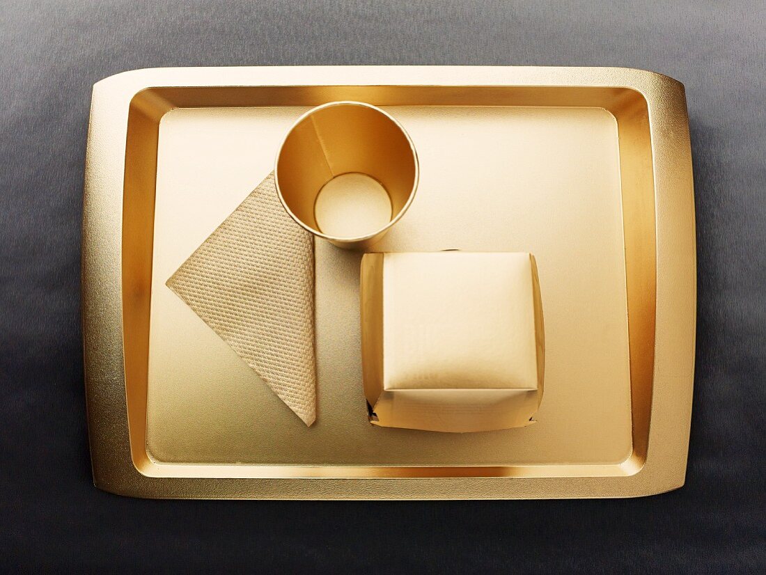 Goldfarbenes Einweggeschirr: Tablett, Becher, Serviette & Pappbox