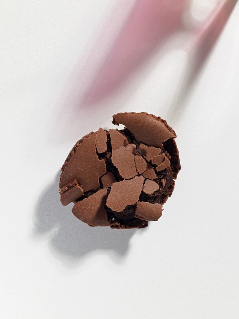 Ein zerbröselter Schokoladen-Macaron